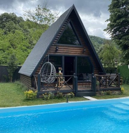 Rumah Segitiga Minimalis Modern Kayu Jati 5×7 Meter